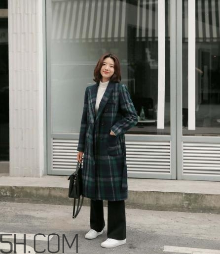 綠色大衣配什么顏色打底衫？綠色大衣里面配什么？