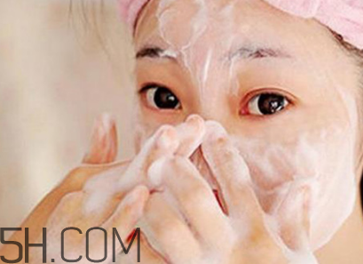 卸妝油會堵塞毛孔嗎？卸妝水卸妝乳和卸妝油的區(qū)別