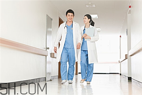 牙周炎跟腎虛有關(guān)系嗎？牙周炎跟上火有關(guān)系嗎？