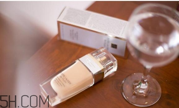 雅詩(shī)蘭黛白金粉底液色號(hào)哪個(gè)顯白？粉底液買深了怎么辦？