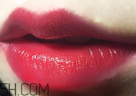 mac草莓紅和番茄紅像嗎？mac草莓紅和番茄紅對比