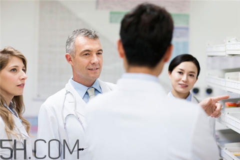 胃出血是胃癌嗎？胃出血是什么?。?></p><h3>哪些病會引發(fā)胃出血</h3><p>1、血管病變：主動脈瘤、脾動脈瘤、胃壁內(nèi)小動脈瘤、血管瘤、胃粘膜下動靜脈畸形、遺傳性出血性毛細血管擴張癥。</p><p>2、全身性疾病和其他：流行性出血熱、鉤端螺旋體病、肺原性心臟病、肺氣腫合并感染、凝血機制障礙、白血病、紫癜、血友病、彌漫性血管內(nèi)凝血、淋巴瘤、尿毒癥、淀粉樣變性、結節(jié)病。</p><p>3、肝膽胰疾?。焊斡不殚T脈高壓癥、肝癌伴門脈高壓癥、門靜脈血栓形成、門靜脈阻塞綜合征、膽道出血、壺腹癌、胰腺癌侵犯十二指腸、急性胰腺炎。</p><p>4、十二指胃腸疾?。何笣儭⑹改c潰瘍、急性胃粘膜糜爛、應激性潰瘍、慢性胃炎、胃癌、胃息肉、胃平滑肌肉瘤、胃平滑肌瘤、胃粘膜脫垂、手術后吻合口潰瘍、套疊、胃肉芽腫病變、十二指腸憩室。</p><p>5、食管疾?。菏彻芪傅嘴o脈曲張、食管責門粘膜撕裂綜合征、食管裂孔疝、食管炎、食管潰瘍、食管癌、食管良性腫瘤、食管憩室。</p><p>通過上述的介紹相信大家對于能夠引發(fā)胃出血的疾病也是有了更深入的了解，那么在生活當中就有必要對此多加重視，積極的針對疾病進行預防工作來避免胃出血發(fā)生是有必要的，當然對于胃出血患者朋友而言則應該及時的治療。</p><p style=