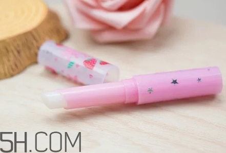 變色潤唇膏什么牌子好？變色唇膏怎么洗掉？