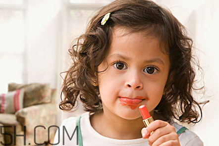 變色唇膏為什么變色？變色唇膏的原料