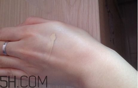 泰國mistine粉底液多少錢？mistine粉底液真假對比