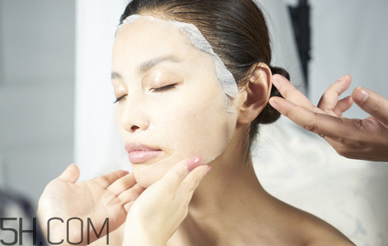 閉口粉刺敷什么面膜好？敷睡眠面膜臉上刺痛怎么辦？