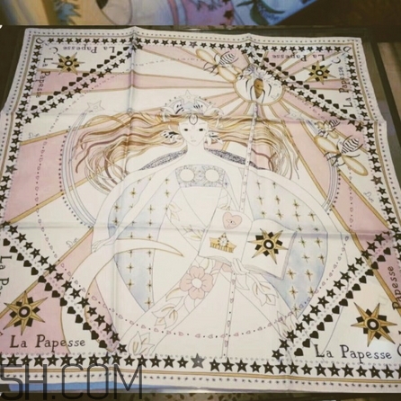 迪奧塔羅牌絲巾和迪奧星座絲巾哪個(gè)好_對(duì)比 迪奧塔羅牌絲巾和迪奧星座絲巾哪個(gè)好_對(duì)比