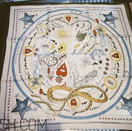 迪奧塔羅牌絲巾和迪奧星座絲巾哪個(gè)好_對(duì)比 迪奧塔羅牌絲巾和迪奧星座絲巾哪個(gè)好_對(duì)比