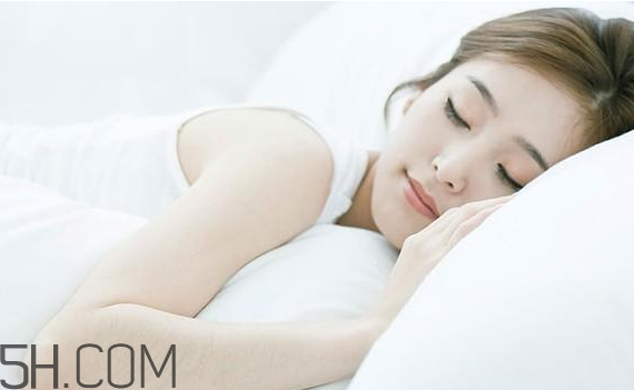 敷睡眠面膜臉刺痛怎么回事？閉口粉刺可以用面膜嗎？