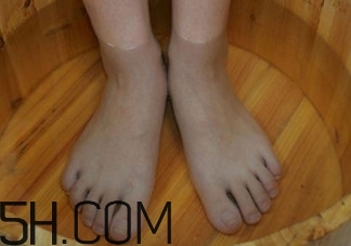 用什么泡腳比較好？艾葉泡腳還是紅花泡腳？