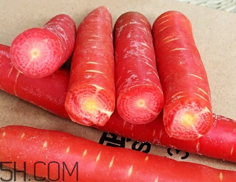 紅蘿卜的營養(yǎng)價(jià)值_紅蘿卜的功效與作用及食用方法 紅蘿卜的營養(yǎng)價(jià)值_紅蘿卜的功效與作用及食用方法