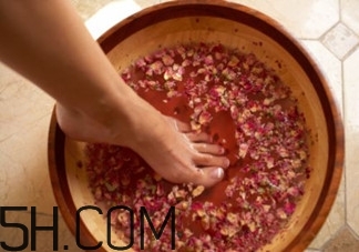 用什么泡腳比較好？艾葉泡腳還是紅花泡腳？