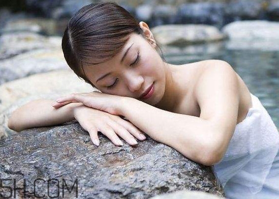 什么情況下不能泡溫泉？女人泡溫泉要注意什么