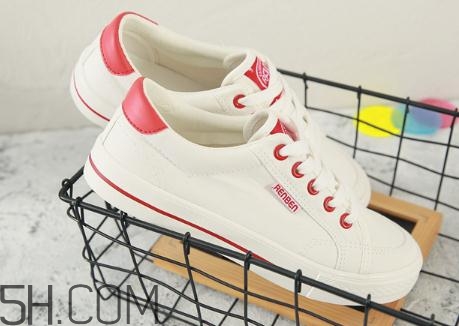 板鞋要買大一碼嗎？板鞋會(huì)越穿越大嗎？