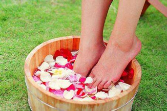 用什么泡腳比較好？艾葉泡腳還是紅花泡腳？