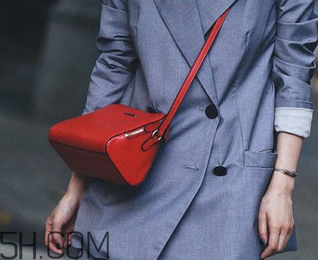 牛皮包包會(huì)很硬嗎？牛皮包包皺了怎么辦？