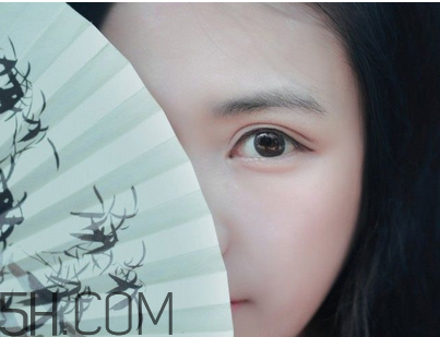 粉餅和散粉哪個(gè)定妝效果好？定妝粉和定妝粉餅的使用方法