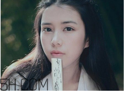 粉餅和散粉哪個(gè)定妝效果好？定妝粉和定妝粉餅的使用方法