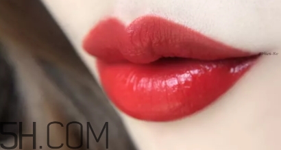 阿瑪尼408多少錢？阿瑪尼限量簽名紅管408專柜價(jià)格