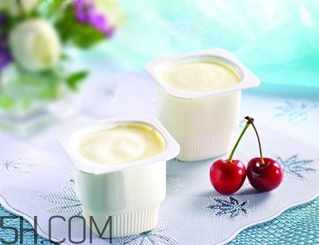 酸奶什么時候喝最好？睡前喝酸奶好還是牛奶好？