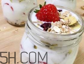 酸奶什么時候喝最好？睡前喝酸奶好還是牛奶好？