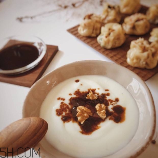 酸奶什么時候喝最好？睡前喝酸奶好還是牛奶好？