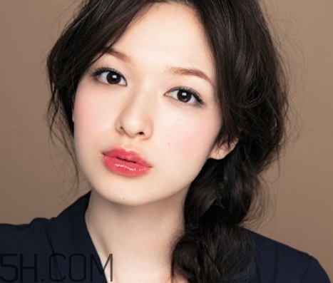 草莓紅口紅適合黃皮嗎？草莓紅口紅顯白嗎？