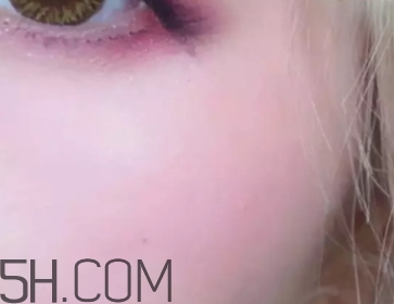 草莓紅口紅適合黃皮嗎？草莓紅口紅顯白嗎？