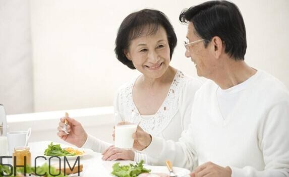 老年人晚餐吃什么好？老年人晚餐有什么注意事項(xiàng)？