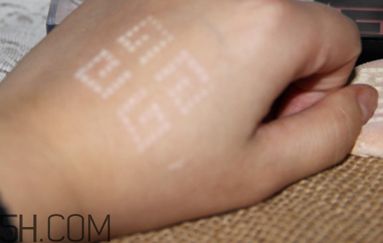 紀梵希是哪個國家的品牌？紀梵希四宮格散粉使用測評