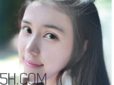 粉餅和散粉哪個(gè)定妝效果好？定妝粉和定妝粉餅的使用方法