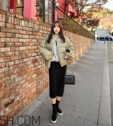 棉服配裙子好看嗎？棉衣配什么裙子好？