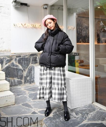 棉服配裙子好看嗎？棉衣配什么裙子好？