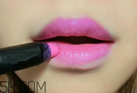 梅子色口紅哪個牌子好？絲絨口紅怎么涂好看？