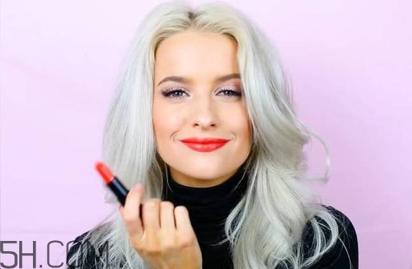 紀梵希新版禁忌之吻有哪些色號？紀梵希禁忌之吻霓虹唇膏試色