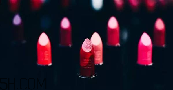 紀梵希新版禁忌之吻有哪些色號？紀梵希禁忌之吻霓虹唇膏試色