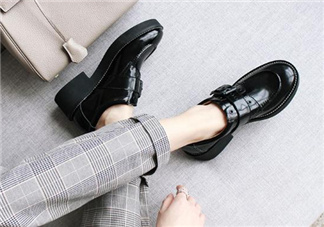 新皮鞋前面擠腳怎么辦？新鞋子磨腳后跟怎么辦？