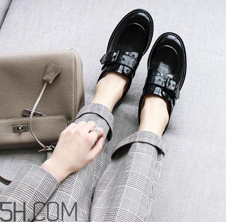 新皮鞋前面擠腳怎么辦？新鞋子磨腳后跟怎么辦？