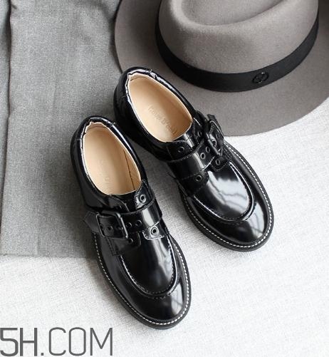 新皮鞋前面擠腳怎么辦？新鞋子磨腳后跟怎么辦？