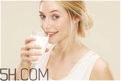 牛奶加蜂蜜的功效是什么？牛奶加蜂蜜可以減肥嗎？