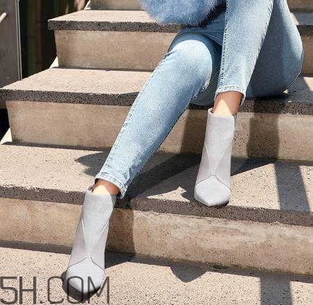 絨面鞋子發(fā)霉怎么處理？絨面鞋子發(fā)白怎么辦？