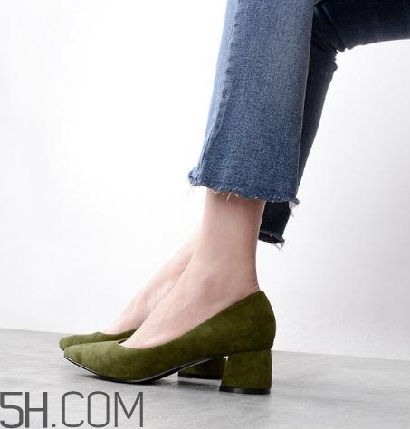 絨面鞋子發(fā)霉怎么處理？絨面鞋子發(fā)白怎么辦？