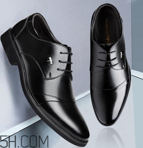 皮鞋會(huì)越穿越大嗎？皮鞋買小了怎么撐大？