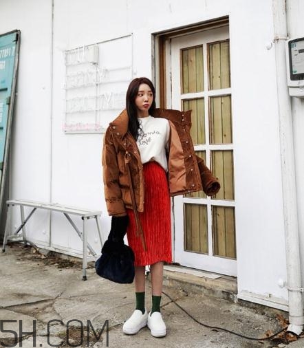 焦糖色棉襖配什么內(nèi)搭？焦糖色棉服搭配圖片