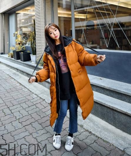 焦糖色棉襖配什么內(nèi)搭？焦糖色棉服搭配圖片