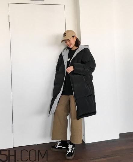 黑色棉襖配什么褲子？黑色棉服搭配褲子圖片