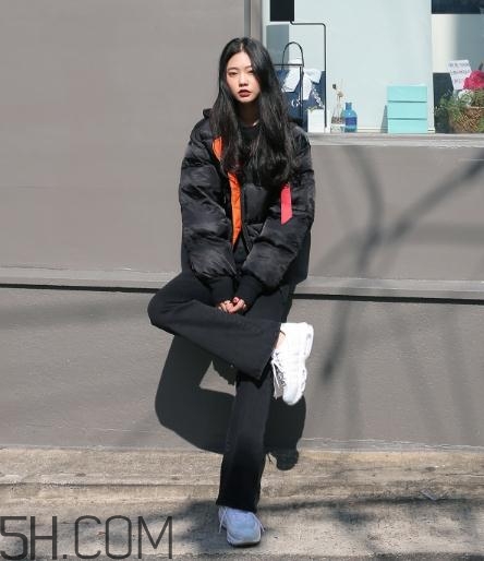 黑色棉襖配什么褲子？黑色棉服搭配褲子圖片