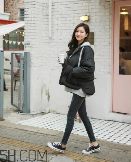 黑色棉襖配什么褲子？黑色棉服搭配褲子圖片