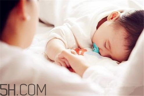 冬天空調開多少度比較適合嬰兒？嬰兒發(fā)燒可以開空調嗎？