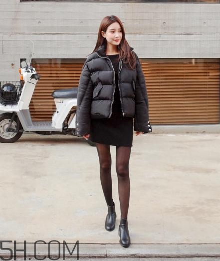 黑色羽絨服配什么顏色毛衣？黑色羽絨服搭配毛衣圖片